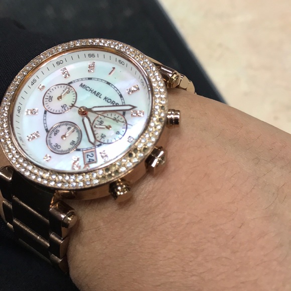 Michael Kors Rose Gold Watch - Picture 2 of 5